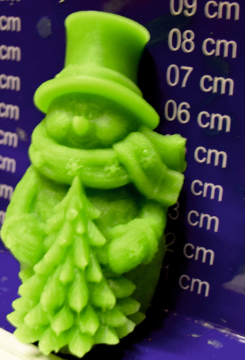 Schneemann mit Tanne