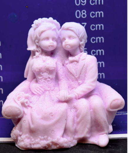 Brautpaar auf dem Sofa