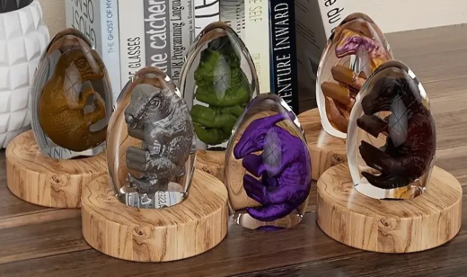 Dino-Ei inkl. Holzuntersetzer (6 Verschiedene zur Auswahl)