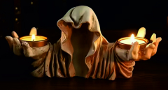 Gothic Kerzenständer mit beiden Händen
