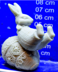 Osterhase auf Ei