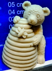 Bär mit Bienenkorb