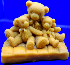 Bärenfamilie auf Sofa